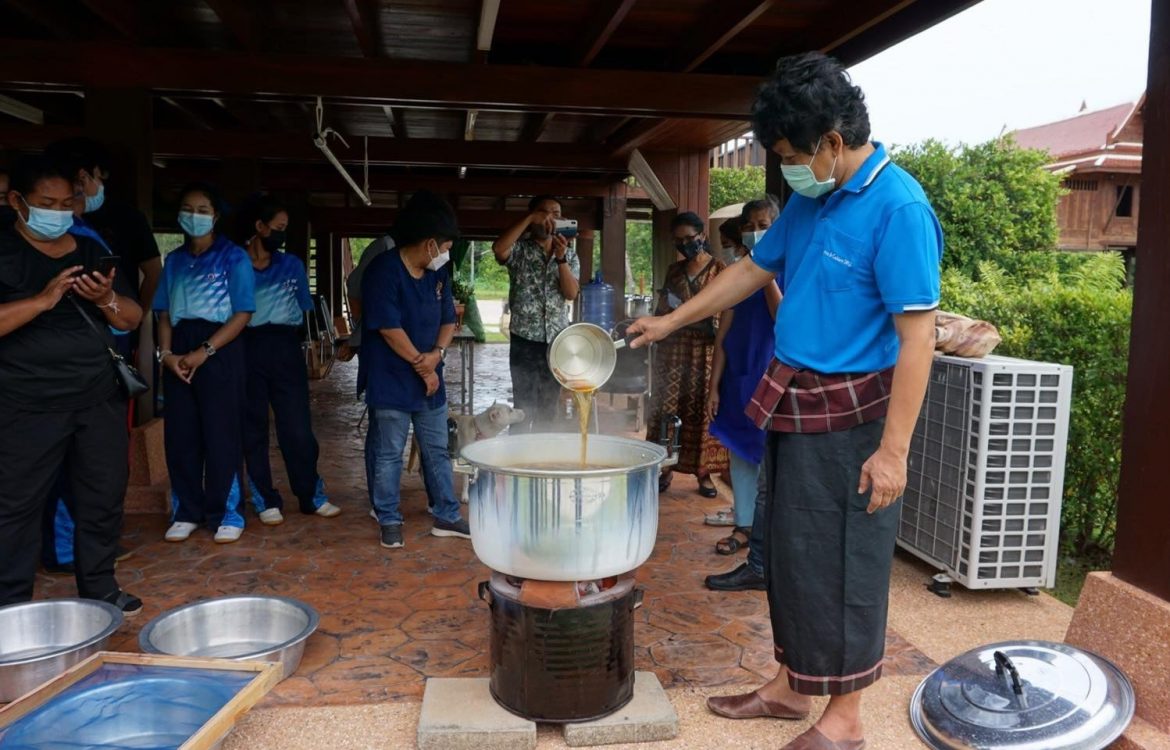 สำนักศิลปะฯ มรส. ชูประวัติศาสตร์-วัฒนธรรมวิธีการย้อมไหมโบราณ ยืน 1 ไม่เป็นรองใคร สำนักศิลปะฯ มรส. ชูประวัติศาสตร์-วัฒนธรรมวิธีการย้อมไหมโบราณ ยืน 1 ไม่เป็นรองใคร