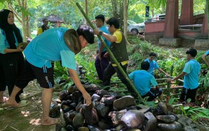 โครงการค่ายอาสาอนุรักษ์ป่าต้นน้ำอุทยานแห่งชาติเขาสก  เป็นการบูรณาการโครงการกับการจัดการเรียนการสอนรายวิชาการจัดการทรัพยากรสิ่งแวดล้อมเพื่อการพัฒนาอย่างยั่งยืน/จริยธรรมสิ่งแวดล้อม/ภูมิศาสตร์กายภาพ/ประวัติศาสตร์ท้องถิ่น