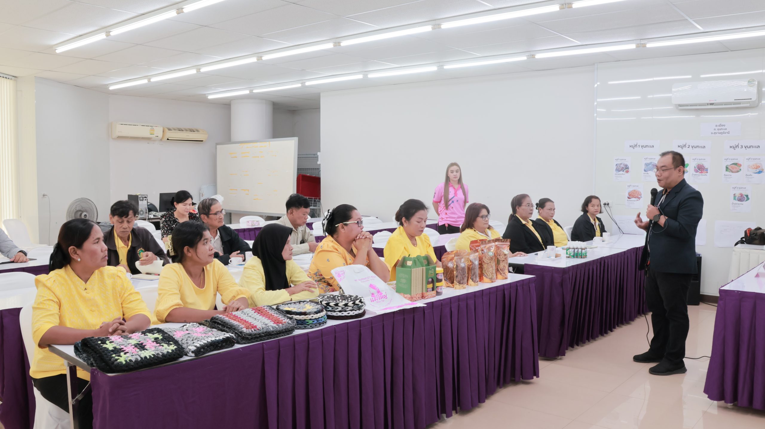 การประชุมเชิงปฏิบัติการพัฒนาการออกแบบผลิตภัณฑ์ชุมชน