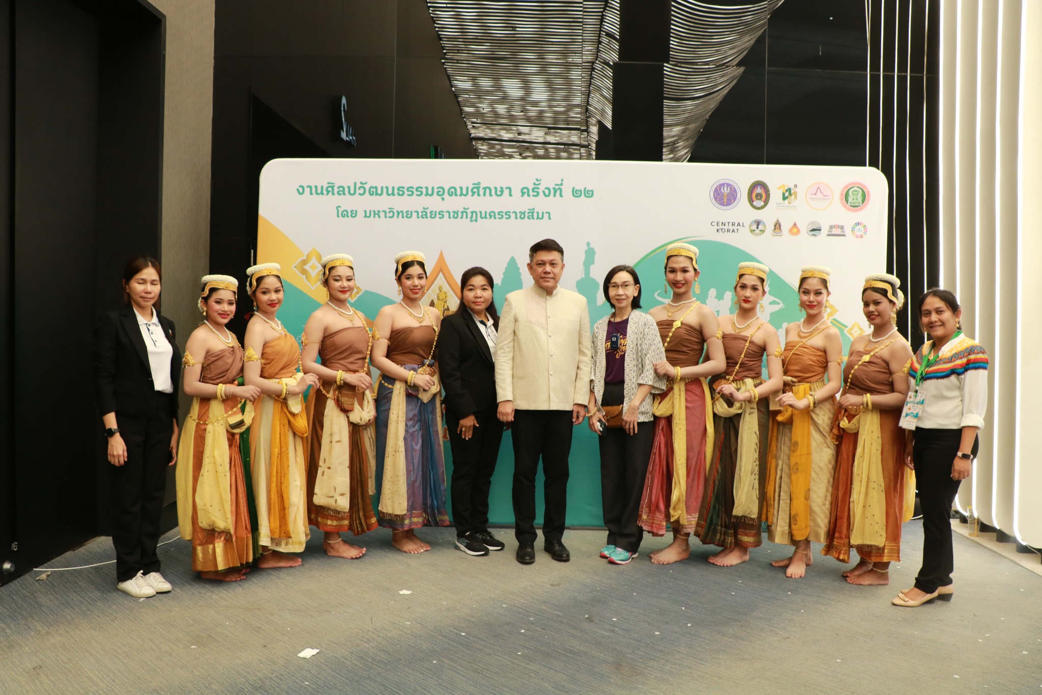 สำนักศิลปะและวัฒนธรรมร่วมงาน “ด๊ะดาดศาสตร์ศิลป์แผ่นดินสยาม” ครั้งที่ ๒๒ โชว์ศักยภาพการมีส่วนร่วมในการแสดงศิลปวัฒนธรรมท้องถิ่น สำนักศิลปะและวัฒนธรรมร่วมงาน “ด๊ะดาดศาสตร์ศิลป์แผ่นดินสยาม” ครั้งที่ ๒๒ โชว์ศักยภาพการมีส่วนร่วมในการแสดงศิลปวัฒนธรรมท้องถิ่น
