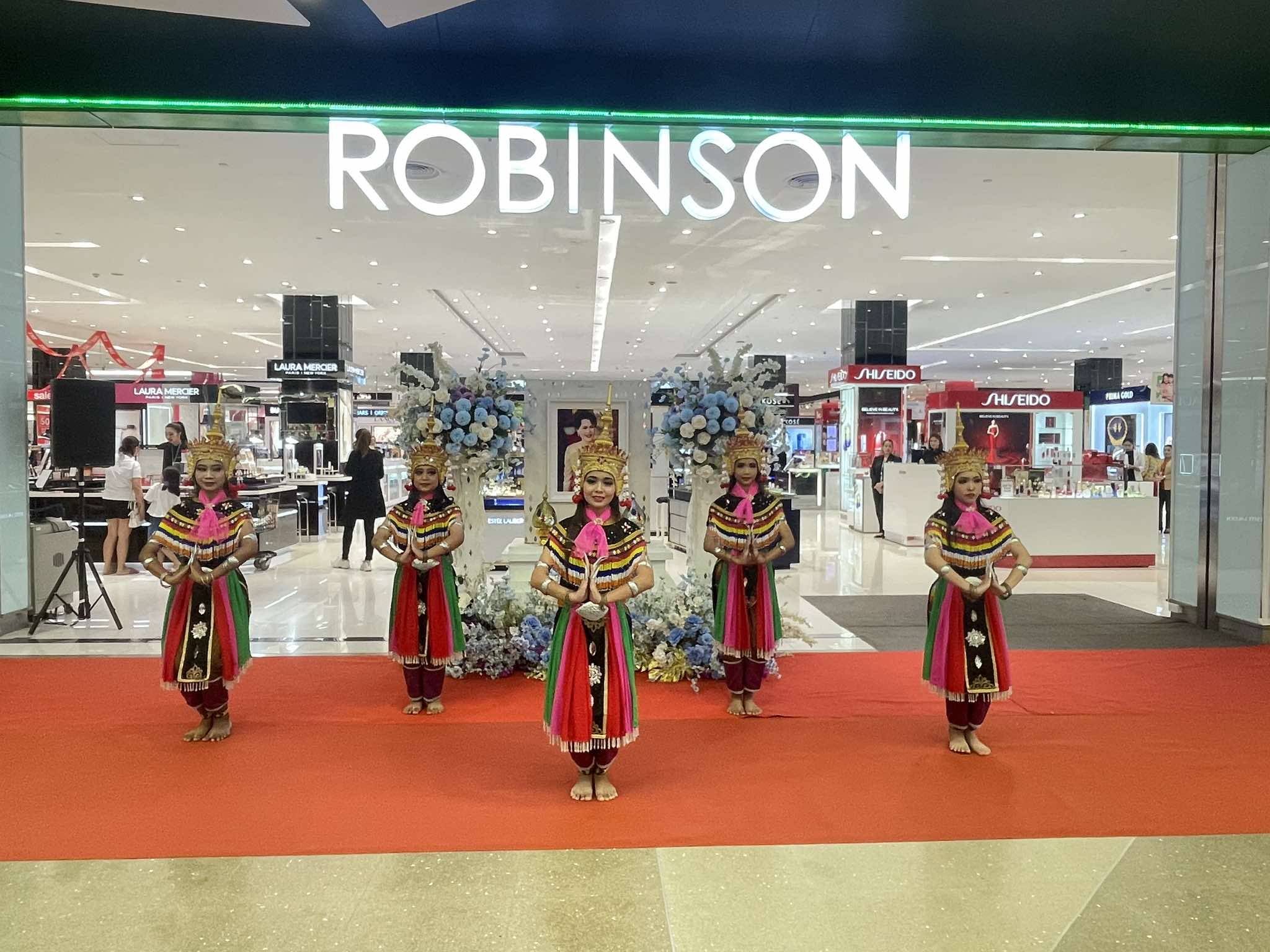 “มรภ.สุราษฎร์ฯ ร่วมแสดงมโนราห์ ถวายพระพรเฉลิมพระเกียรติสมเด็จพระนางเจ้าสิริกิติ์ พระบรมราชินีนาถ พระบรมราชชนนีพันปีหลวง แสดงพลังศิลปวัฒนธรรมท้องถิ่น” “มรภ.สุราษฎร์ฯ ร่วมแสดงมโนราห์ ถวายพระพรเฉลิมพระเกียรติสมเด็จพระนางเจ้าสิริกิติ์ พระบรมราชินีนาถ พระบรมราชชนนีพันปีหลวง แสดงพลังศิลปวัฒนธรรมท้องถิ่น”
