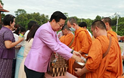 มหาวิทยาลัยราชภัฏสุราษฎร์ธานีส่งเสริมคุณธรรมผ่านกิจกรรม “ปูเสื่อ ปูสาด ตักบาตรทำบุญ” พื้นที่เรียนรู้ทางวัฒนธรรม สู่พลเมืองจริยธรรม