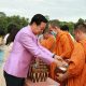 มหาวิทยาลัยราชภัฏสุราษฎร์ธานีส่งเสริมคุณธรรมผ่านกิจกรรม “ปูเสื่อ ปูสาด ตักบาตรทำบุญ” พื้นที่เรียนรู้ทางวัฒนธรรม สู่พลเมืองจริยธรรม
