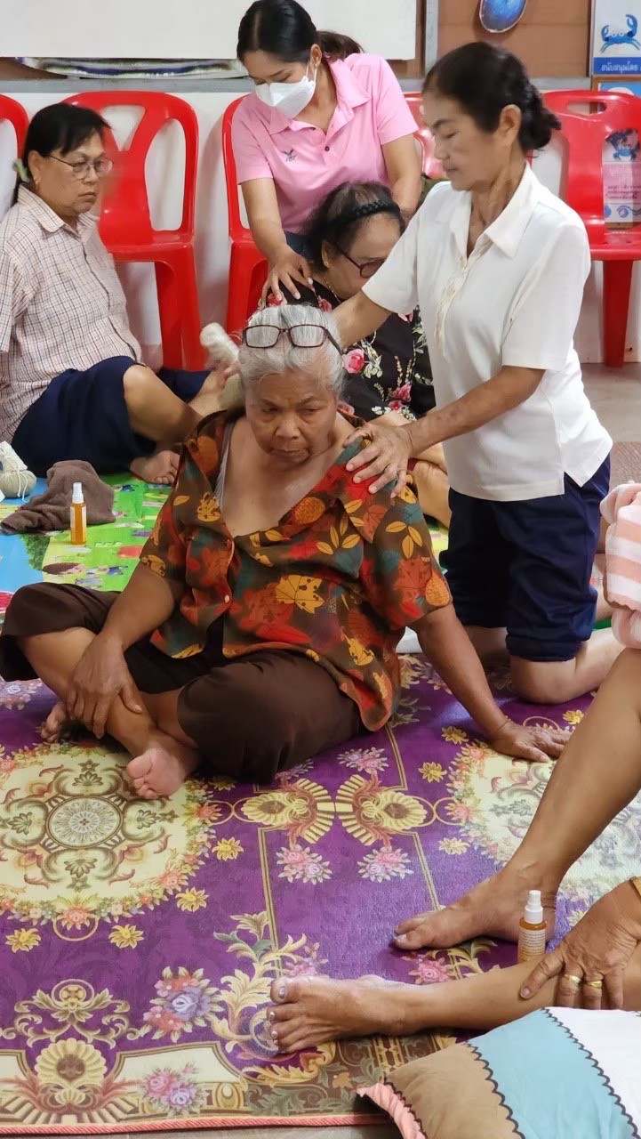 อพ.สธ.-มรส. เสริมสุขภาพเกษตรกรชุมชนห้วยเสียด ด้วยกิจกรรมยืดเหยียด–นวดบำบัด ป้องกันโรคจากการทำเกษตร อพ.สธ.-มรส. เสริมสุขภาพเกษตรกรชุมชนห้วยเสียด ด้วยกิจกรรมยืดเหยียด–นวดบำบัด ป้องกันโรคจากการทำเกษตร