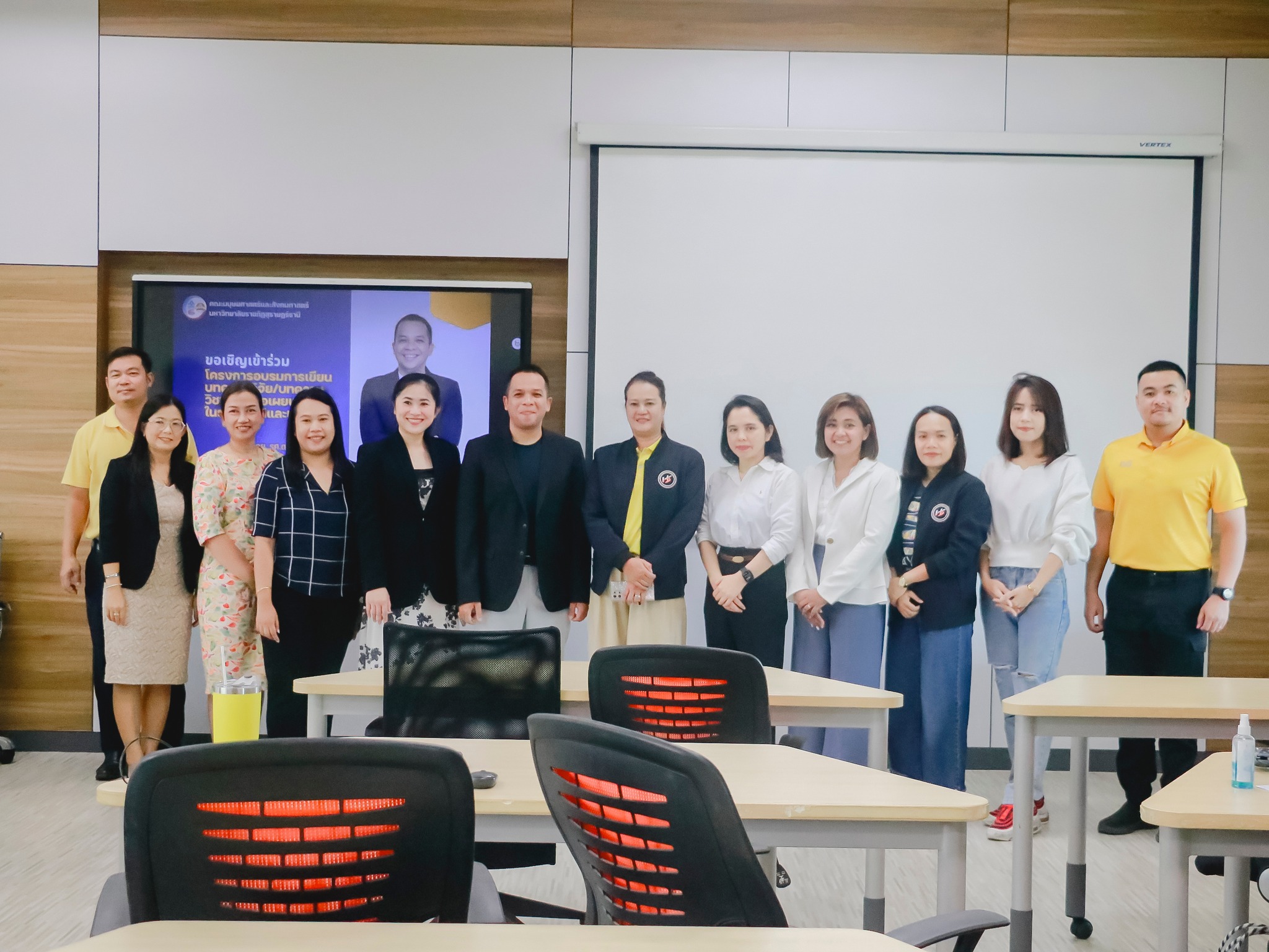 อบรมเชิงปฏิบัติการการพัฒนาบุคลากรสายวิชาการและสายสนับสนุนคณะมนุษยศาสตร์และสังคมศาสตร์ กิจกรรมย่อยที่ 1 การอบรมการเขียนบทความวิจัย/บทความวิชาการเพื่อเผยแพร่ในระดับชาติและระดับนานาชาติ อบรมเชิงปฏิบัติการการพัฒนาบุคลากรสายวิชาการและสายสนับสนุนคณะมนุษยศาสตร์และสังคมศาสตร์ กิจกรรมย่อยที่ 1 การอบรมการเขียนบทความวิจัย/บทความวิชาการเพื่อเผยแพร่ในระดับชาติและระดับนานาชาติ