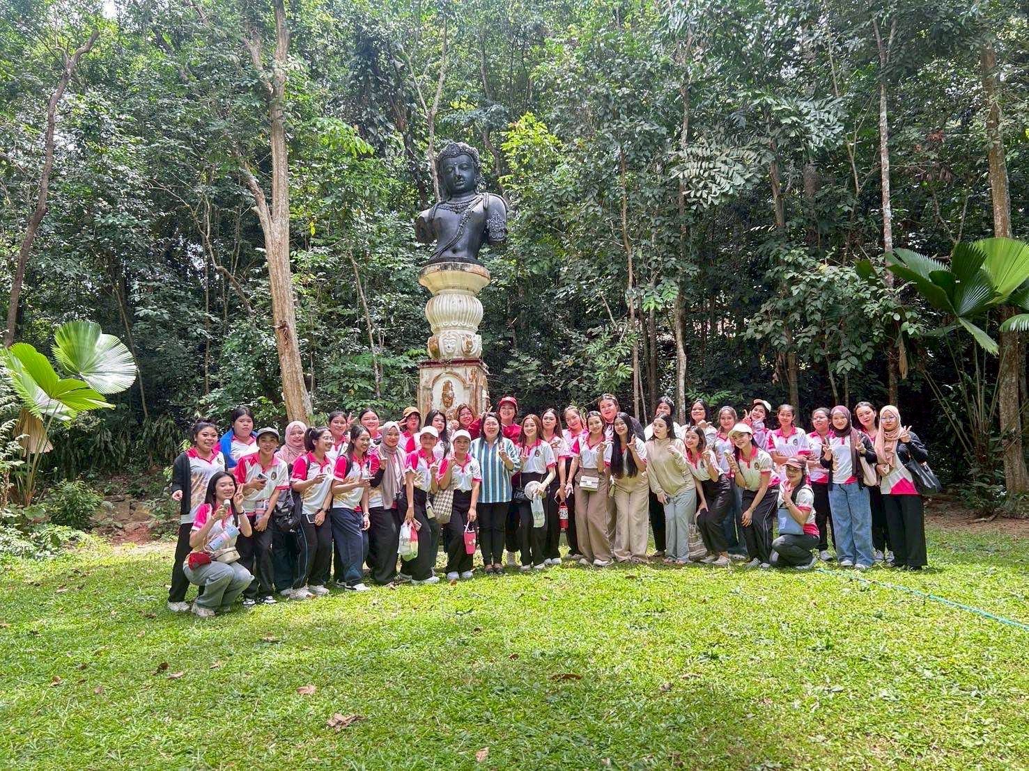 สาขาวิชาภาษาไทย จัดโครงการพัฒนาศักยภาพนักศึกษาสาขาวิชาภาษาไทย อบรมให้ความรู้เรื่อง การตามรอยวรรณกรรมพุทธทาสภิกขุ สาขาวิชาภาษาไทย จัดโครงการพัฒนาศักยภาพนักศึกษาสาขาวิชาภาษาไทย อบรมให้ความรู้เรื่อง การตามรอยวรรณกรรมพุทธทาสภิกขุ