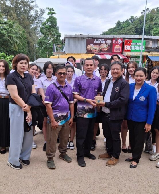 โครงการพัฒนาศักยภาพทางด้านภาษาอังกฤษสำหรับนักศึกษาคณะมนุษยศาสตร์และสังคมศาสตร์ การศึกษาดูงานการใช้ภาษาอังกฤษ ณ สถานประกอบการการท่องเที่ยว ขึ้น ณ จังหวัดกระบี่
