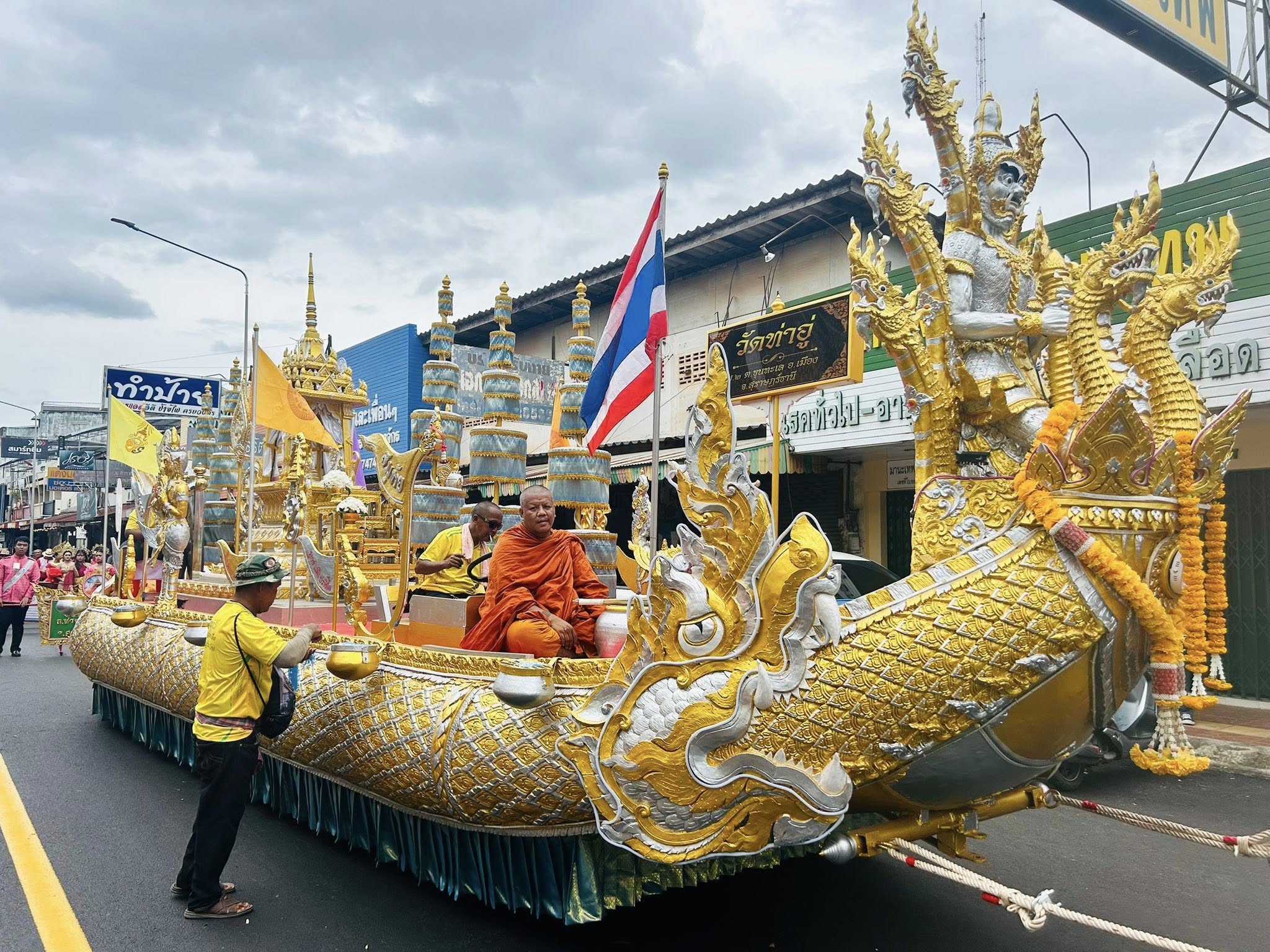 ศูนย์บริการวิชาการท้องถิ่นและเครือข่ายชุมชน ร่วมกับฝ่ายพัฒนานักศึกษาและทำนุบำรุงศิลปวัฒนธรรม สาขาวิชาการพัฒนาชุมชน และกลุ่มวิชานาฏศิลป์ คณะมนุษยศาสตร์และสังคมศาสตร์ มหาวิทยาลัยราชภัฏสุราษฎร์ธานี ศูนย์บริการวิชาการท้องถิ่นและเครือข่ายชุมชน ร่วมกับฝ่ายพัฒนานักศึกษาและทำนุบำรุงศิลปวัฒนธรรม สาขาวิชาการพัฒนาชุมชน และกลุ่มวิชานาฏศิลป์ คณะมนุษยศาสตร์และสังคมศาสตร์ มหาวิทยาลัยราชภัฏสุราษฎร์ธานี