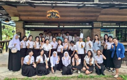 สาขาวิชาภาษาอังกฤษเพื่ออาชีพ คณะมนุษยศาสตร์และสังคมศาสตร์ มหาวิทยาลัยราชภัฏสุราษฎร์ธานี ได้จัด โครงการแลกเปลี่ยนเรียนรู้แผนกอาหารและเครื่องดื่ม ณ สถานประกอบการ ขึ้น ณ 15 Bar and Bistro อำเภอเมือง จังหวัดสุราษฎร์ธานี