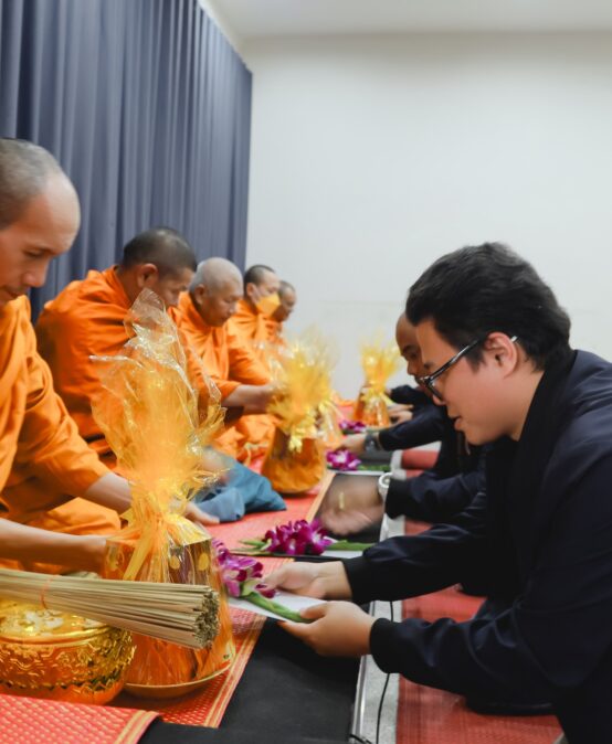 สาขาวิชาดนตรีสากล คณะมนุษยศาสตร์และสังคมศาสตร์ มหาวิทยาลัยราชภัฏสุราษฎร์ธานี ได้จัดกิจกรรมทำบุญตักบาตร ต้อนรับพุทธศักราช 2569 พร้อมพิธีเจริญพระพุทธมนต์
