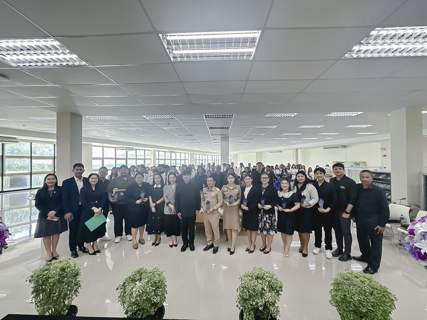 ฝ่ายพัฒนานักศึกษาและศิลปวัฒนธรรม คณะมนุษยศาสตร์และสังคมศาสตร์ มหาวิทยาลัยราชภัฏสุราษฎร์ธานี จัดโครงการ ONE HUSO TO BE NUMBER ONE “เก่ง ดี มีความสุข” กิจกรรมที่ 5 “เสวนาศิษย์เก่าพลังบวก (To Be Number One Idol)”