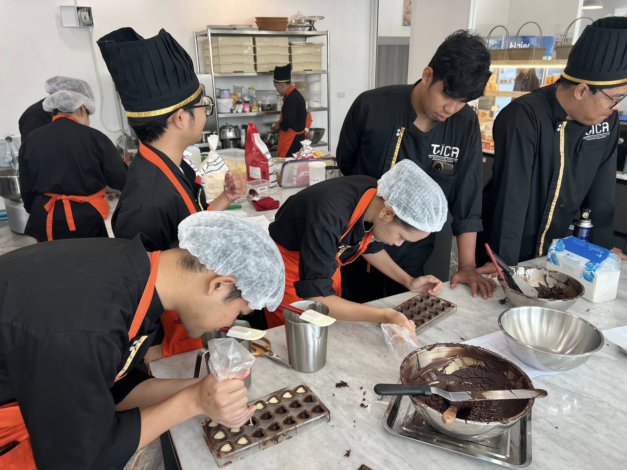 จัดการเรียนการสอนรายวิชาช็อกโกแล็ตและลูกกวาด เสริมทักษะขนมหวานสากล สู่การพัฒนาวิชาชีพ จัดการเรียนการสอนรายวิชาช็อกโกแล็ตและลูกกวาด เสริมทักษะขนมหวานสากล สู่การพัฒนาวิชาชีพ