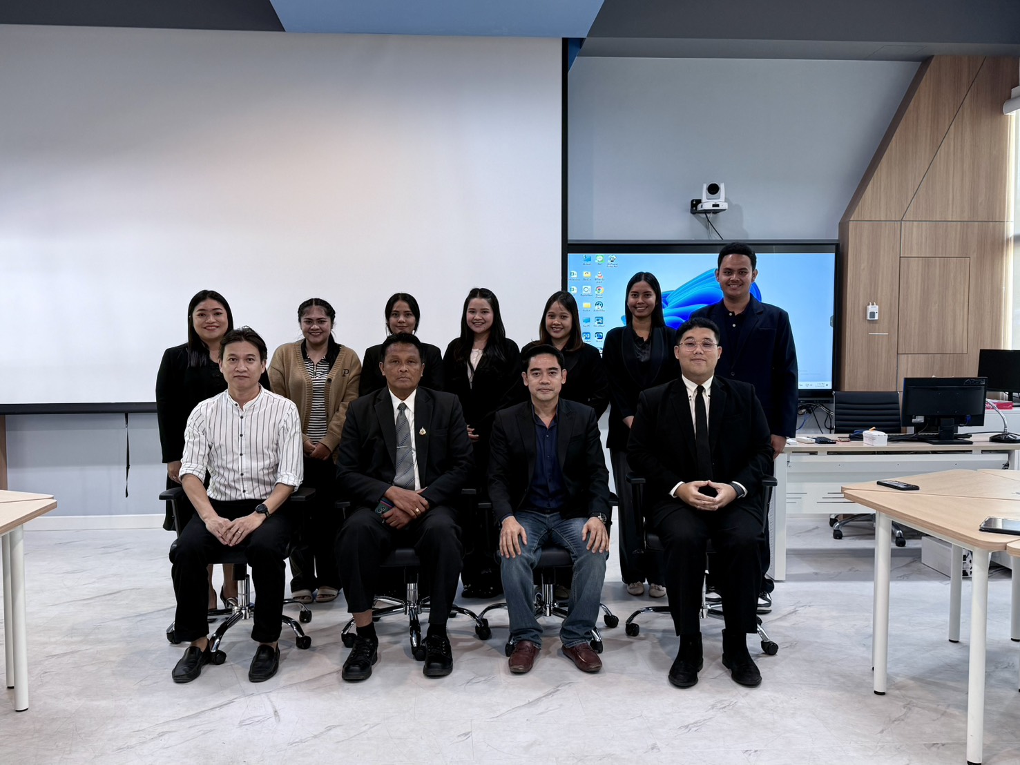 หลักสูตรรัฐศาสตรมหาบัณฑิต สาขาวิชาการเมืองการปกครอง ได้จัดโครงการอบรมเชิงปฏิบัติการพัฒนาศักยภาพด้านการวิจัยของนักศึกษาระดับบัณฑิตศึกษา หลักสูตรรัฐศาสตรมหาบัณฑิต สาขาวิชาการเมืองการปกครอง ได้จัดโครงการอบรมเชิงปฏิบัติการพัฒนาศักยภาพด้านการวิจัยของนักศึกษาระดับบัณฑิตศึกษา