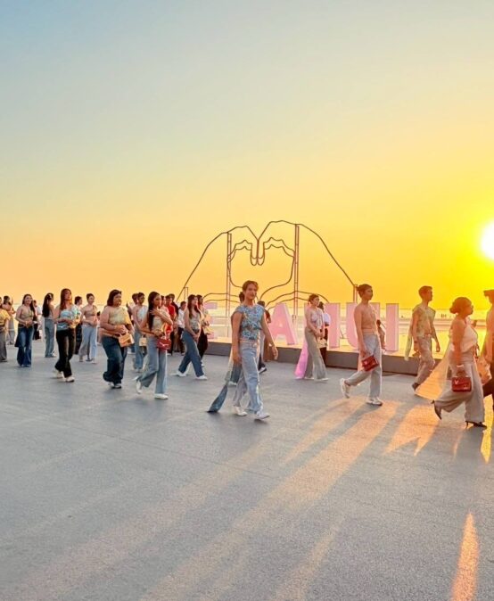 นักศึกษาวิทยาลัยสหวิทยาการ เกาะสมุย ร่วมขบวนพาเหรดงานกาชาดเกาะสมุย ถ่ายทอดผ้าไทยสู่แฟชั่นร่วมสมัย
