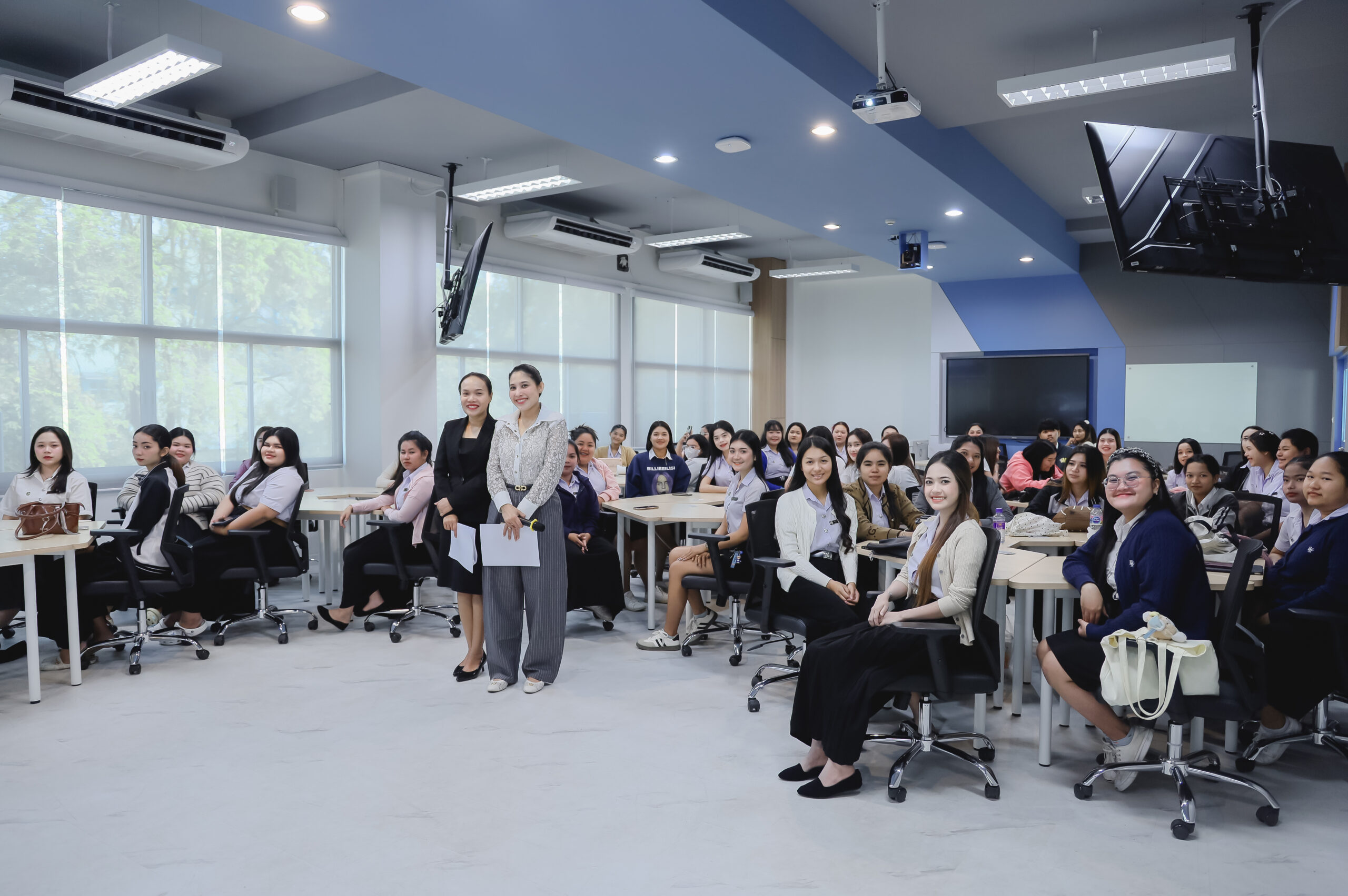 คณะมนุษยศาสตร์และสังคมศาสตร์ มหาวิทยาลัยราชภัฏสุราษฎร์ธานี จัดโครงการพัฒนาสมรรถนะนักศึกษา สาขาวิชาภาษาไทย ภายใต้กิจกรรมอบรมให้ความรู้เรื่อง “การวิเคราะห์กลวิธีทางภาษาในภาษาไทย”