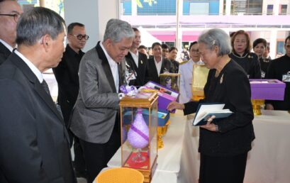 ผอ.สำนักศิลปะและวัฒนธรรม มรภ.สุราษฎร์ธานี ร่วมขับร้องวงมหาดุริยางค์ งานดนตรีไทยอุดมศึกษา ครั้งที่ 48 พร้อมทูลเกล้าฯ ถวายย่ามผ้าลายมวยไชยา แสดงความจงรักภักดีต่อสถาบันพระมหากษัตริย์