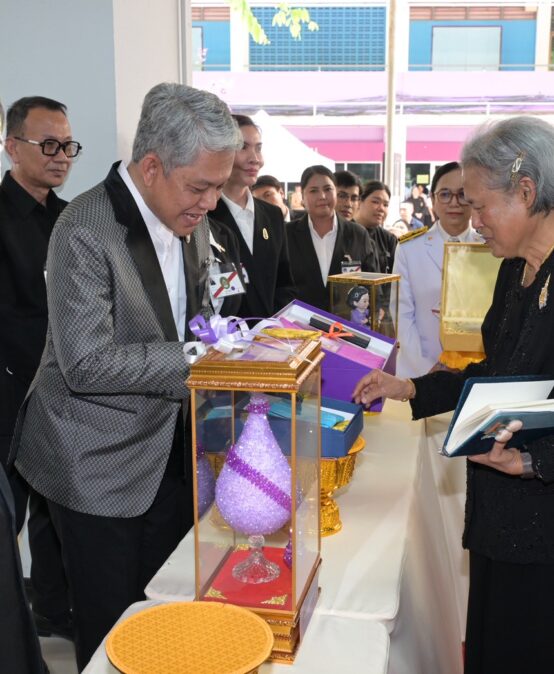 ผอ.สำนักศิลปะและวัฒนธรรม มรภ.สุราษฎร์ธานี ร่วมขับร้องวงมหาดุริยางค์ งานดนตรีไทยอุดมศึกษา ครั้งที่ 48 พร้อมทูลเกล้าฯ ถวายย่ามผ้าลายมวยไชยา แสดงความจงรักภักดีต่อสถาบันพระมหากษัตริย์