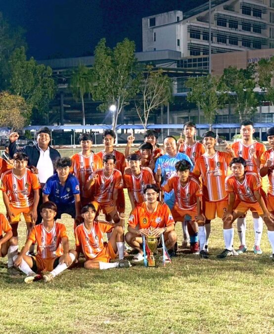 ทีมนักกีฬาฟุตบอลชายของคณะมนุษยศาสตร์และสังคมศาสตร์ คว้ารางวัลชนะเลิศการแข่งขันฟุตบอลชาย ในการแข่งขันกีฬาราชพฤกษ์เกมส์ ครั้งที่ 20
