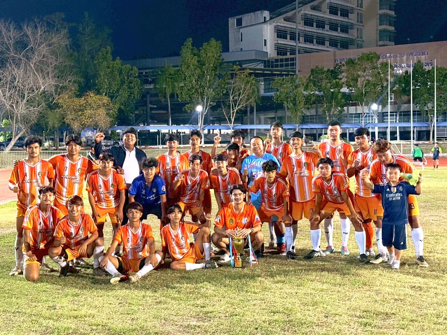 ทีมนักกีฬาฟุตบอลชายของคณะมนุษยศาสตร์และสังคมศาสตร์ คว้ารางวัลชนะเลิศการแข่งขันฟุตบอลชาย ในการแข่งขันกีฬาราชพฤกษ์เกมส์ ครั้งที่ 20