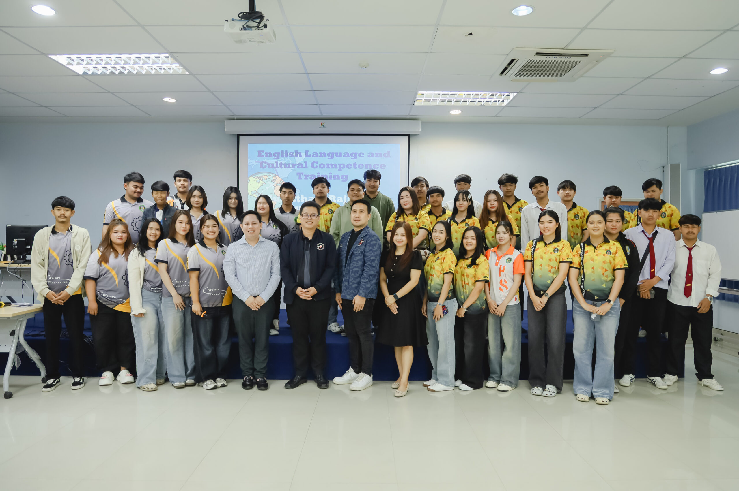 สาขาวิชานวัตกรรมสังคมเพื่อการพัฒนาที่ยั่งยืน มนส.ๆสุราษฎร์ธานี จัดโครงการพัฒนาศักยภาพทางด้านภาษาอังกฤษสำหรับนักศึกษาคณะมนุษยศาสตร์และสังคมศาสตร์ กิจกรรมที่ 3 “โครงการการเรียนรู้ภาษาและวัฒนธรรมอังกฤษ” ให้แก่นักศึกษาชั้นปีที่ 2 และ 3