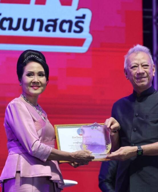 นักศึกษามรส. คว้ารางวัลสตรีดีเด่น สะท้อนพลังการเรียนรู้ตลอดชีวิต