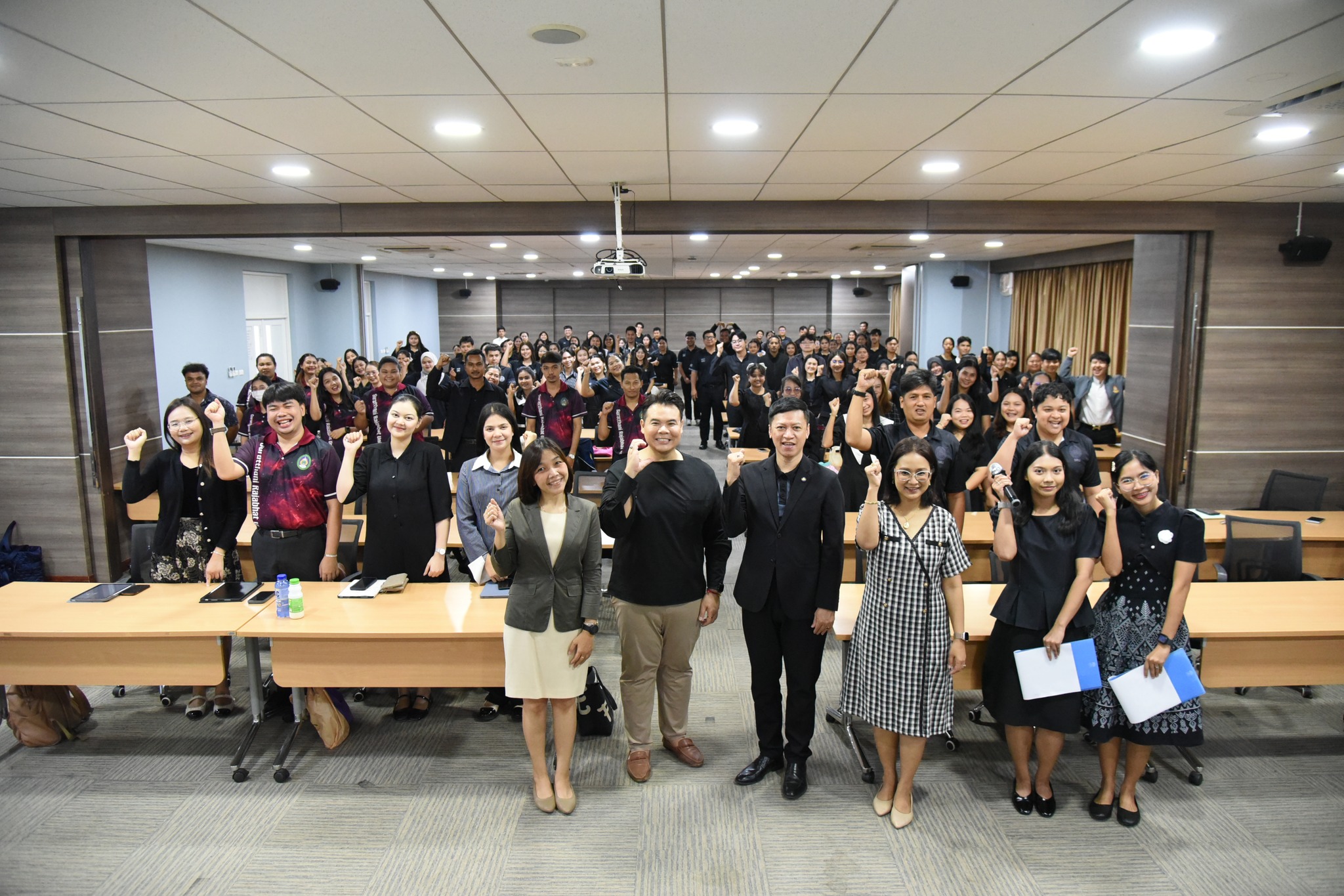โครงการอบรมเชิงปฏิบัติการเสริมทักษะการสื่อสารภาษาไทย ภาษาอังกฤษ และดิจิทัลสำหรับครูเพื่อการเรียนรู้ตลอดชีวิตที่ยั่งยืน         