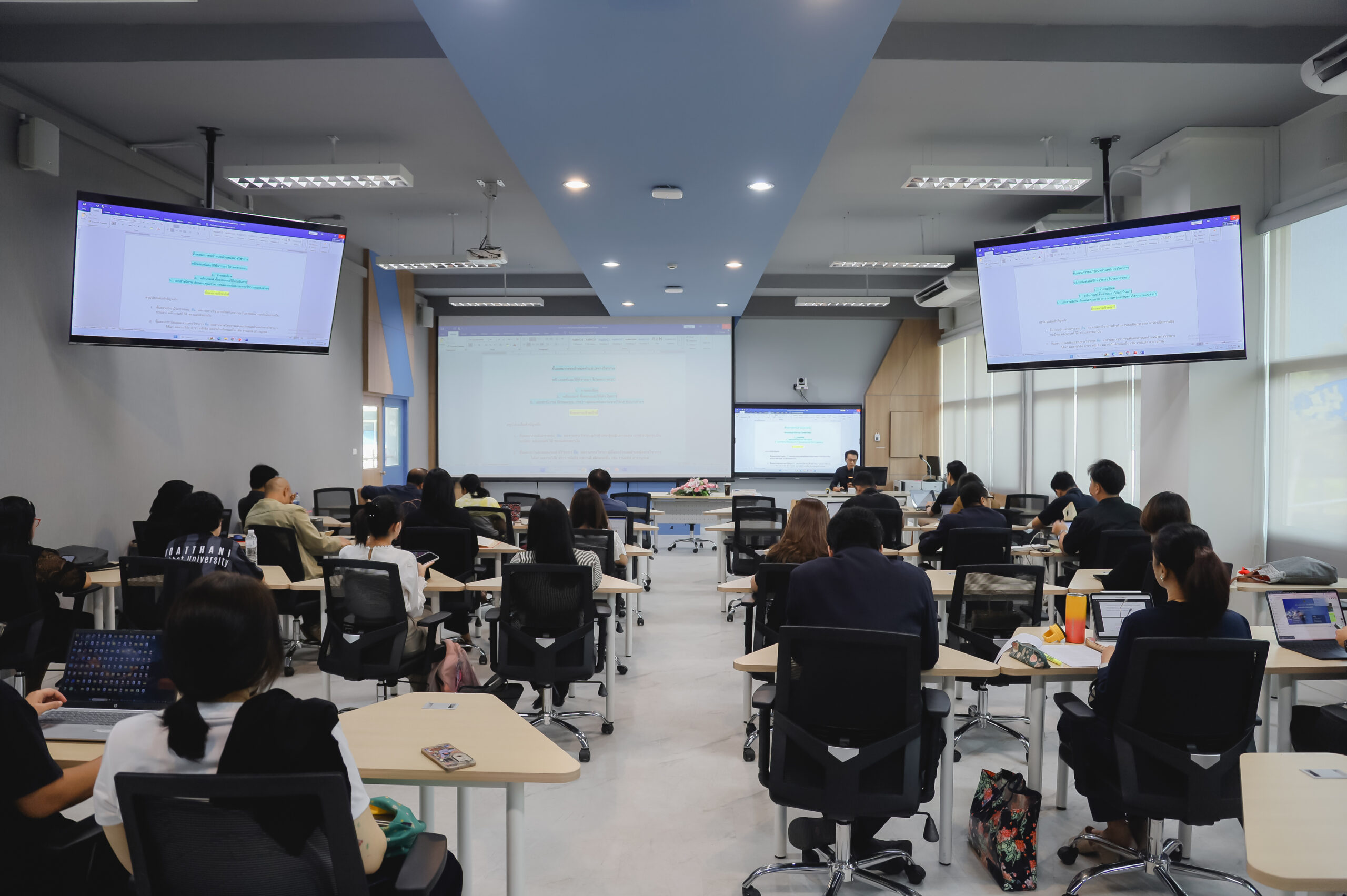 โครงการอบรมเชิงปฏิบัติการการพัฒนาบุคลากรสายวิชาการและสายสนับสนุนคณะมนุษยศาสตร์และสังคมศาสตร์  การพัฒนาอาจารย์เข้าสู่ตำแหน่งทางวิชาการ