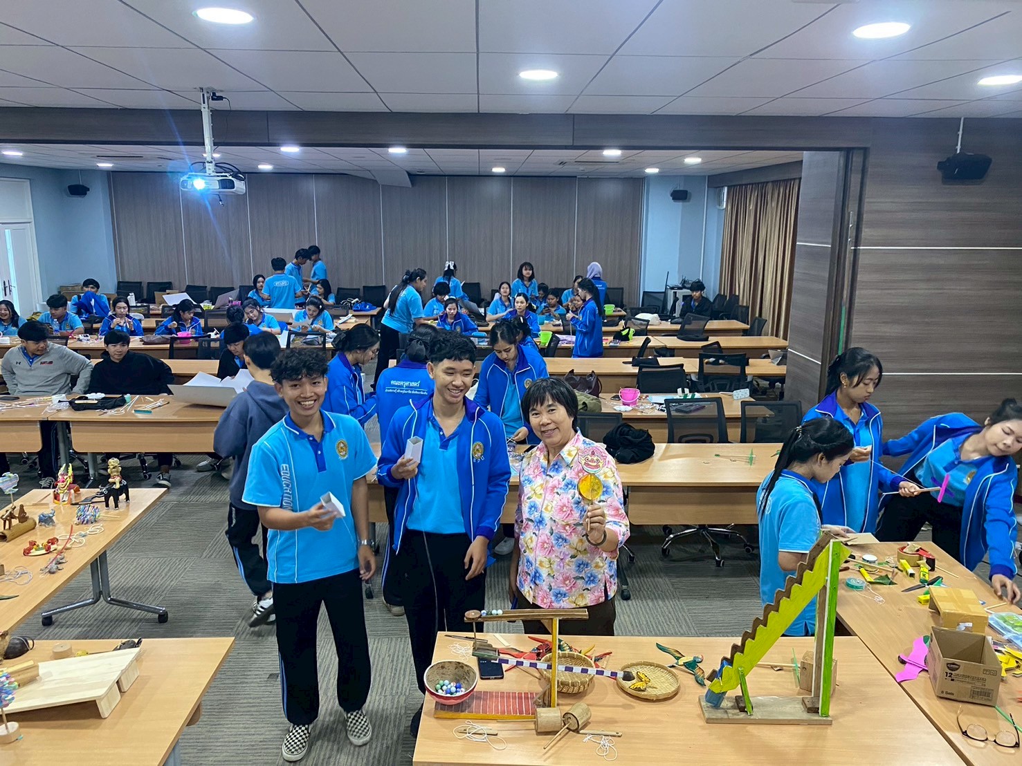 กิจกรรมสิ่งประดิษฐ์ของเล่นจากภูมิปัญญาพื้นบ้าน ต่อยอดสู่สื่อการสอนศิลปะสร้างสรรค์อย่างยั่งยืน