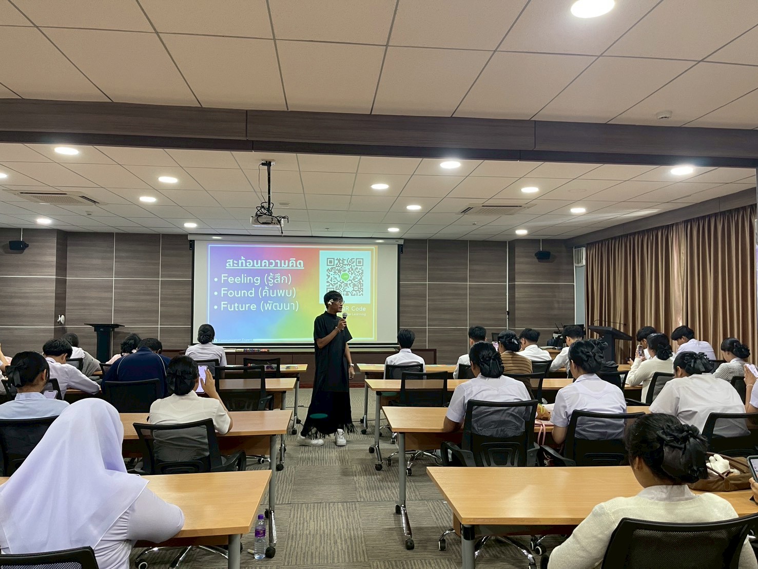 กิจกรรมพัฒนาบุคลิกภาพและการสื่อสาร ปูทางนักศึกษาครูภาษาอังกฤษยุคใหม่สู่ห้องเรียนอย่างมั่นใจ