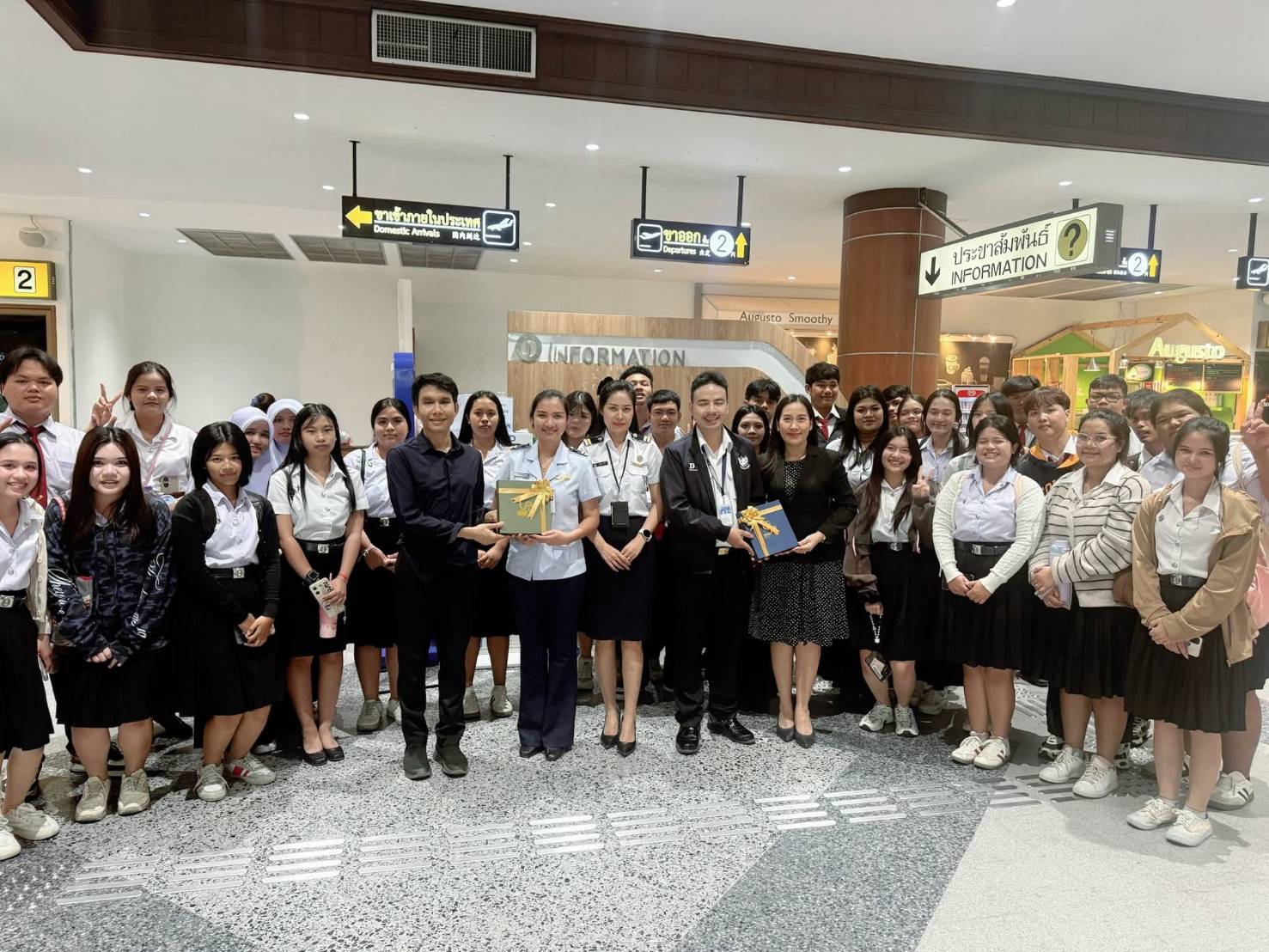 คณะมนุษยศาสตร์และสังคมศาสตร์ มรส. พัฒนาสมรรถนะนักศึกษาภาษาอังกฤษ เรียนรู้สถานประกอบการ ณ ท่าอากาศยานนานาชาติสุราษฎร์ธานี คณะมนุษยศาสตร์และสังคมศาสตร์ มรส. พัฒนาสมรรถนะนักศึกษาภาษาอังกฤษ เรียนรู้สถานประกอบการ ณ ท่าอากาศยานนานาชาติสุราษฎร์ธานี