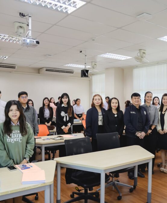 สาขาวิชาภาษาอังกฤษ คณะมนุษยศาสตร์และสังคมศาสตร์ มหาวิทยาลัยราชภัฏสุราษฎร์ธานี เดินหน้าส่งเสริมการพัฒนาศักยภาพนักศึกษาอย่างต่อเนื่อง ผ่านการจัดโครงการเตรียมฝึกประสบการณ์วิชาชีพสำหรับนักศึกษา
