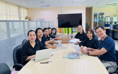 คณะมนุษยศาสตร์และสังคมศาสตร์ มรภ.สุราษฎร์ธานี ทบทวนผลสัมฤทธิ์หลักสูตรภาษาอังกฤษ มุ่งยกระดับคุณภาพการศึกษาและพัฒนาหลักสูตรตามมาตรฐานสากล