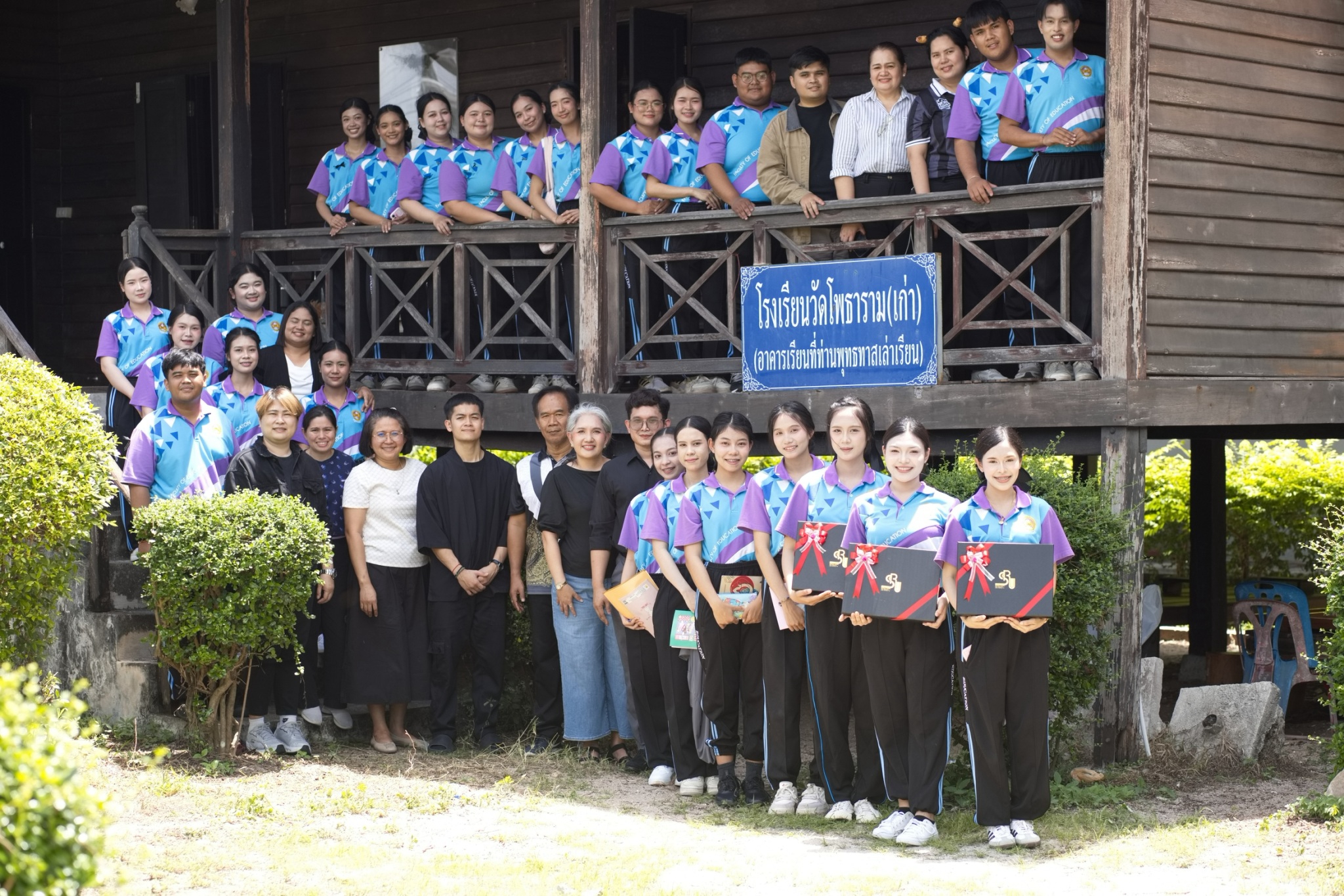 สาขาวิชาเอกภาษาไทย คณะครุศาสตร์ นำนักศึกษาครูภาษาไทยสืบสานมรดกวัฒนธรรมท้องถิ่น ตั้งแต่วัดโพธารามถึงวิถีไทยทรงดำ สู่สื่อการสอนยั่งยืน