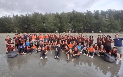 นักศึกษาคณะมนุษยศาสตร์และสังคมศาสตร์ สาขาวิชารัฐประศาสนศาสตร์ มหาวิทยาลัยราชภัฏสุราษฎร์ธานี เข้าร่วม “โครงการค่ายอนุรักษ์ทะเลชายฝั่ง สานพลังชุมชนเพื่อสิ่งแวดล้อมที่ยั่งยืน