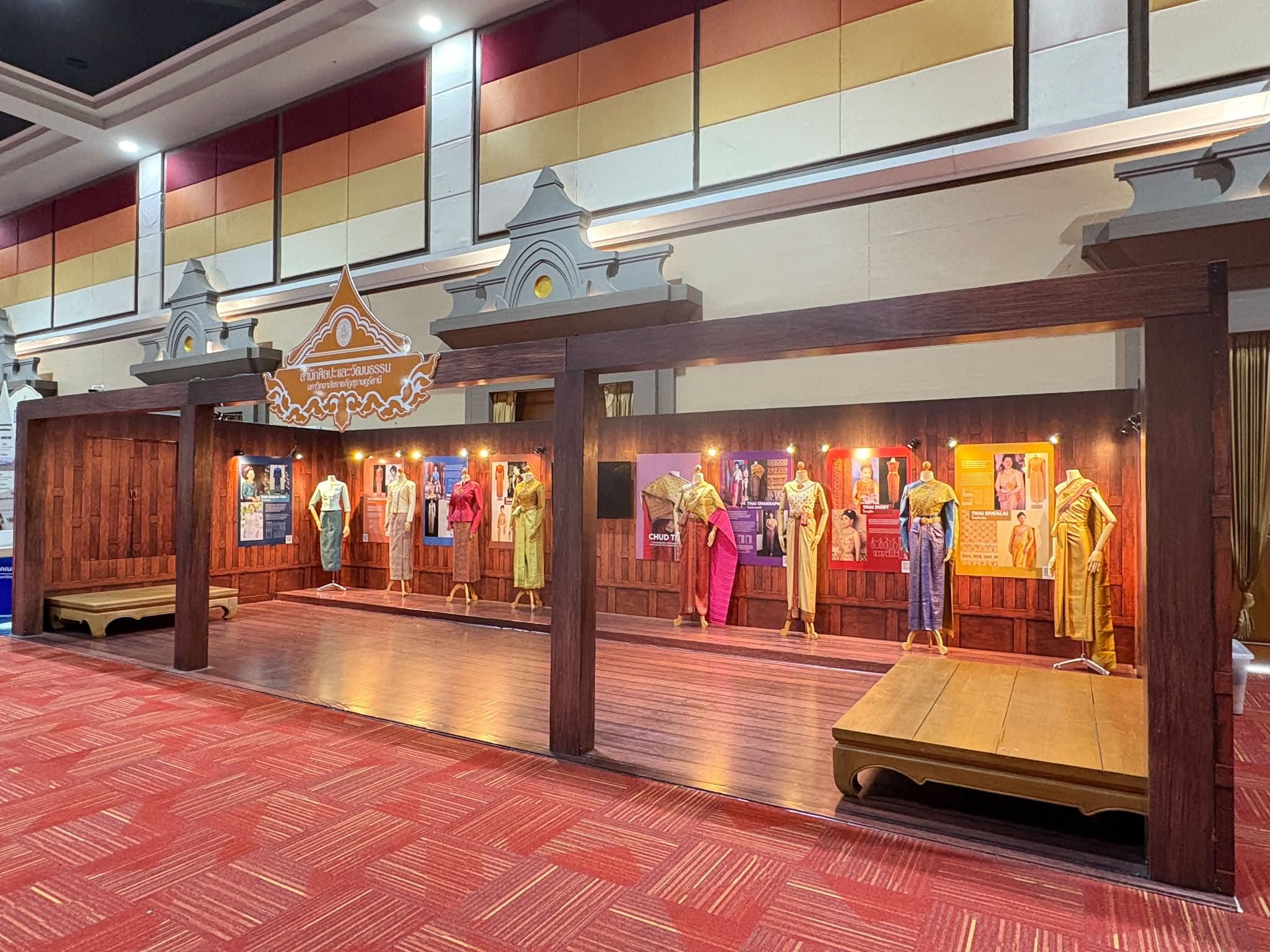 สำนักศิลปะและวัฒนธรรม มรส. จัดนิทรรศการ “ห้องเรียนวิศวกรสังคม สืบสานอัตลักษณ์ไทยสู่สากล” โดยมีผู้เข้าชมกว่า 1,900 คน ร่วมเรียนรู้คุณค่าศิลปวัฒนธรรมไทย สำนักศิลปะและวัฒนธรรม มรส. จัดนิทรรศการ “ห้องเรียนวิศวกรสังคม สืบสานอัตลักษณ์ไทยสู่สากล” โดยมีผู้เข้าชมกว่า 1,900 คน ร่วมเรียนรู้คุณค่าศิลปวัฒนธรรมไทย