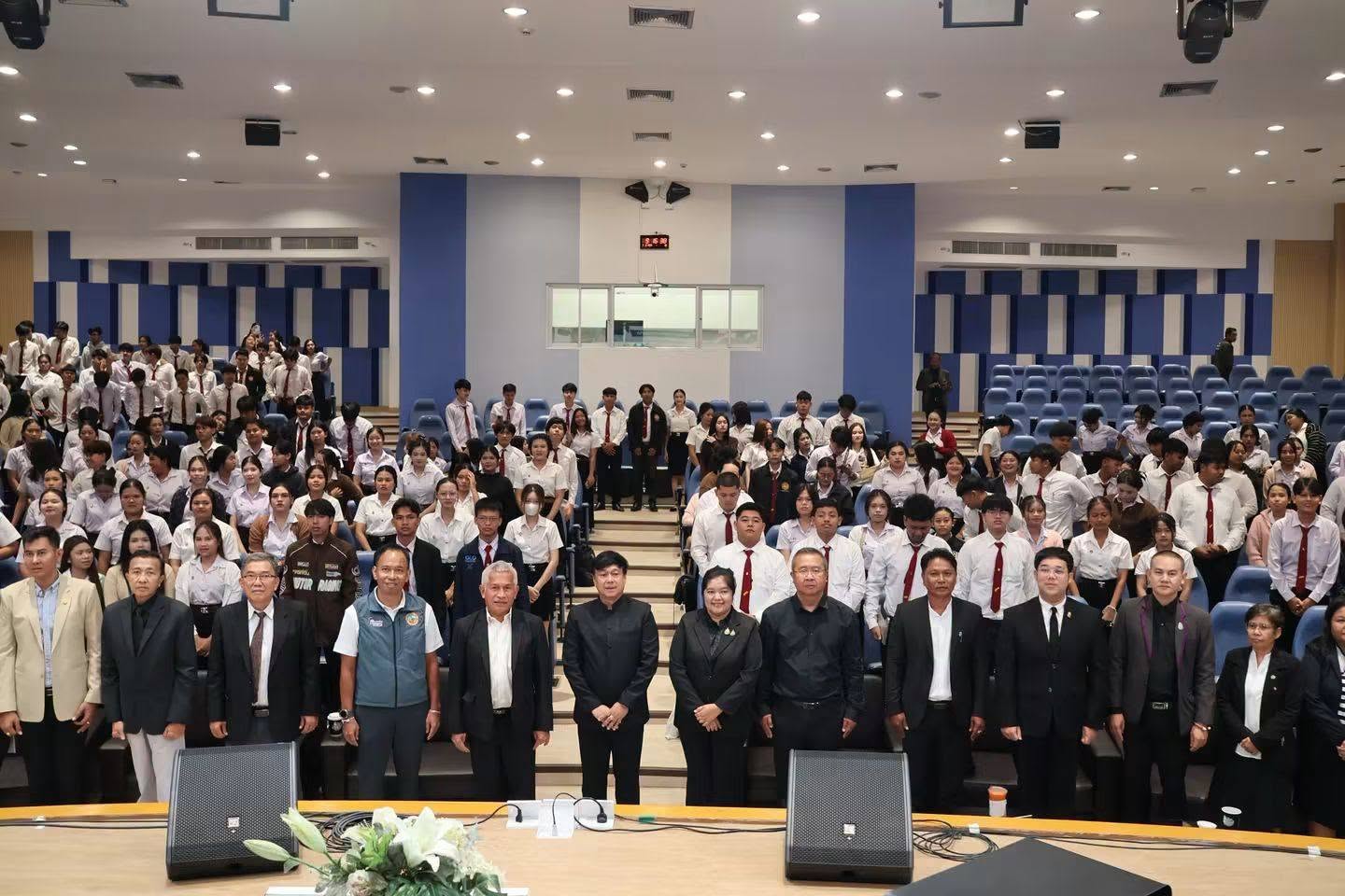 🏛️ ม.ราชภัฏสุราษฎร์ธานี ชูเป้าหมาย SDG 4 จัดเวทีเสวนา “การเมืองท้องถิ่นกับการพัฒนาประเทศ” มุ่งสร้างการศึกษาคุณภาพจากประสบการณ์จริง 🌟