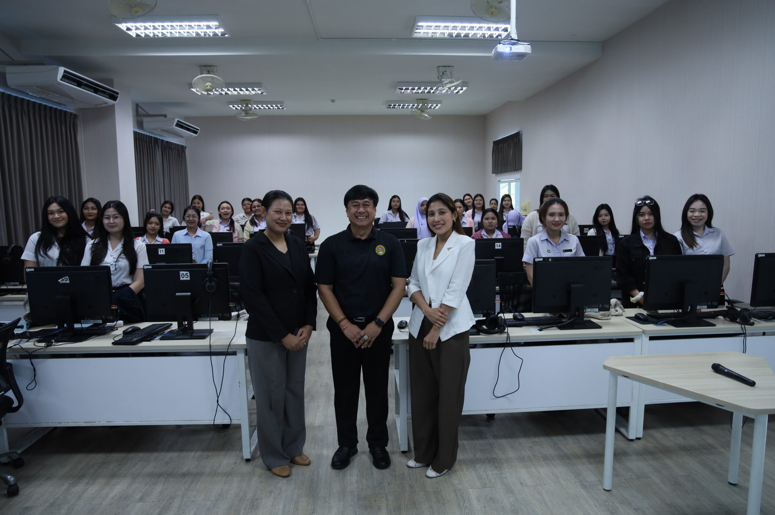 มรส. เสริมสมรรถนะนักศึกษาภาษาไทย พัฒนาทักษะการวิจัย สร้างโอกาสสู่การประกอบอาชีพอย่างยั่งยืน เชื่อมโยง SDG 1 มรส. เสริมสมรรถนะนักศึกษาภาษาไทย พัฒนาทักษะการวิจัย สร้างโอกาสสู่การประกอบอาชีพอย่างยั่งยืน เชื่อมโยง SDG 1