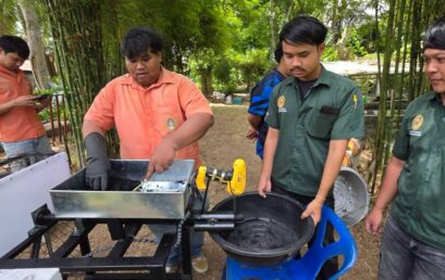 เปลี่ยนเศษวัสดุไร้ค่าสู่พลังงานสะอาด! จุดพลังนวัตกรรมถ่านอัดแท่ง-น้ำส้มควันไม้ ต่อยอดเศรษฐกิจชุมชนขุนทะเลยั่งยืน