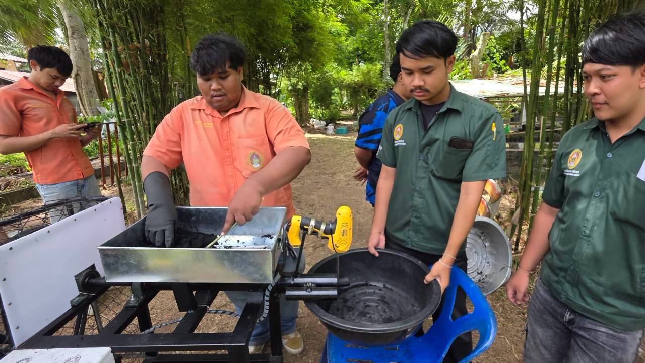 เปลี่ยนเศษวัสดุไร้ค่าสู่พลังงานสะอาด! จุดพลังนวัตกรรมถ่านอัดแท่ง-น้ำส้มควันไม้ ต่อยอดเศรษฐกิจชุมชนขุนทะเลยั่งยืน เปลี่ยนเศษวัสดุไร้ค่าสู่พลังงานสะอาด! จุดพลังนวัตกรรมถ่านอัดแท่ง-น้ำส้มควันไม้ ต่อยอดเศรษฐกิจชุมชนขุนทะเลยั่งยืน