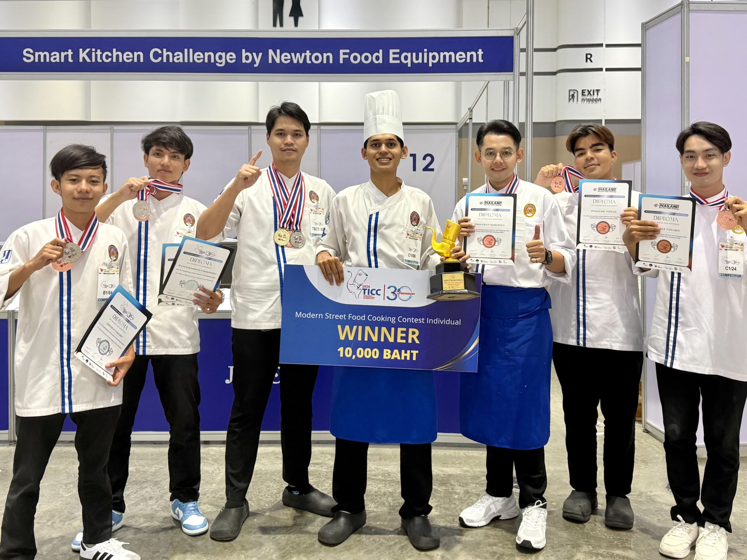 ธุรกิจอาหาร มรส. สร้างชื่อ! นำทัพคว้าถ้วยแชมป์ Modern Street Food พร้อม 12 เหรียญรางวัล เวทีนานาชาติ TICC 2026 ธุรกิจอาหาร มรส. สร้างชื่อ! นำทัพคว้าถ้วยแชมป์ Modern Street Food พร้อม 12 เหรียญรางวัล เวทีนานาชาติ TICC 2026