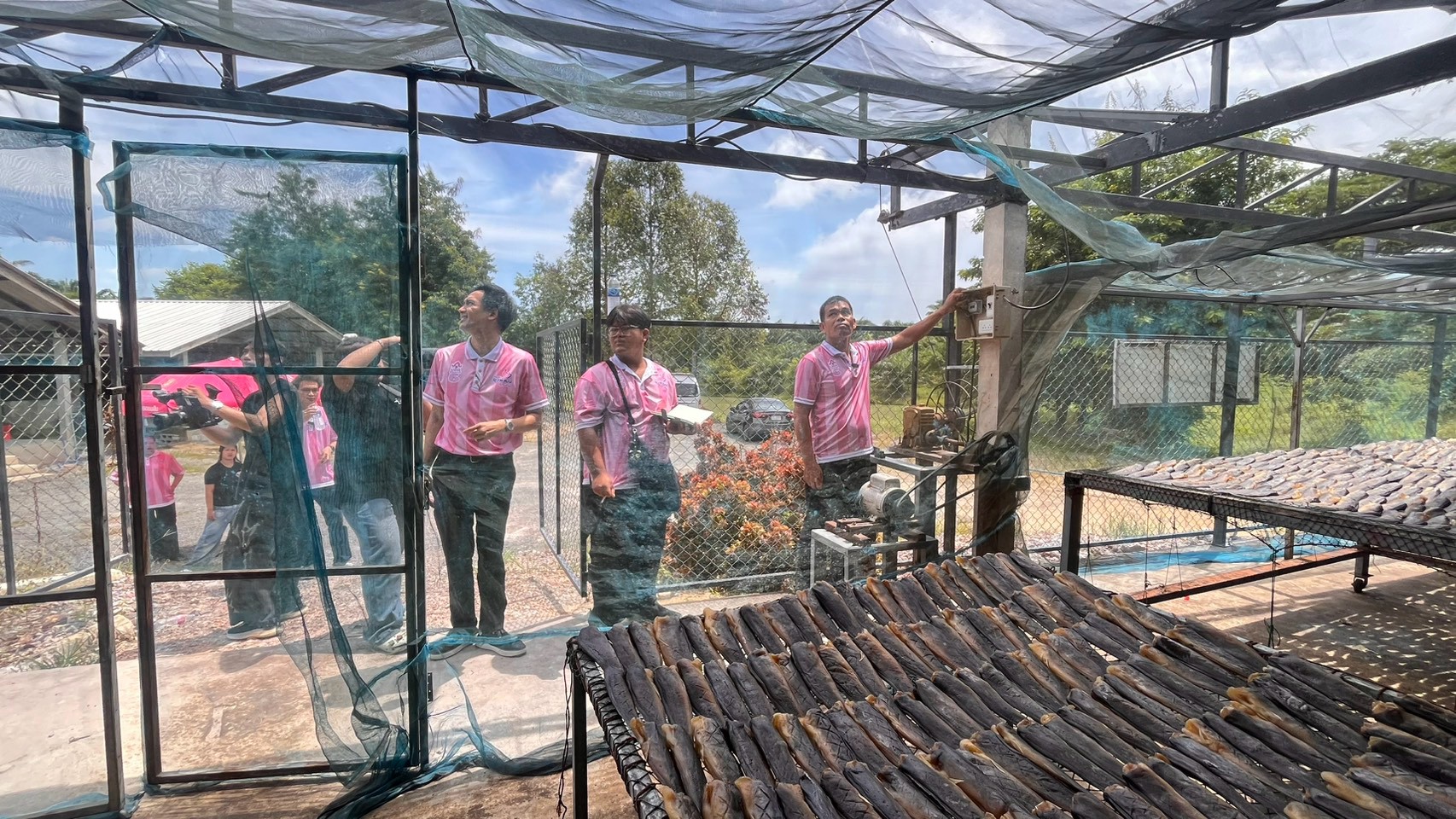 ยกระดับโรงตากปลาดุกสู่ Smart Community! ถ่ายทอด IoT สร้างนวัตกรรมจากภูมิปัญญาท้องถิ่นบ้านทับชัน