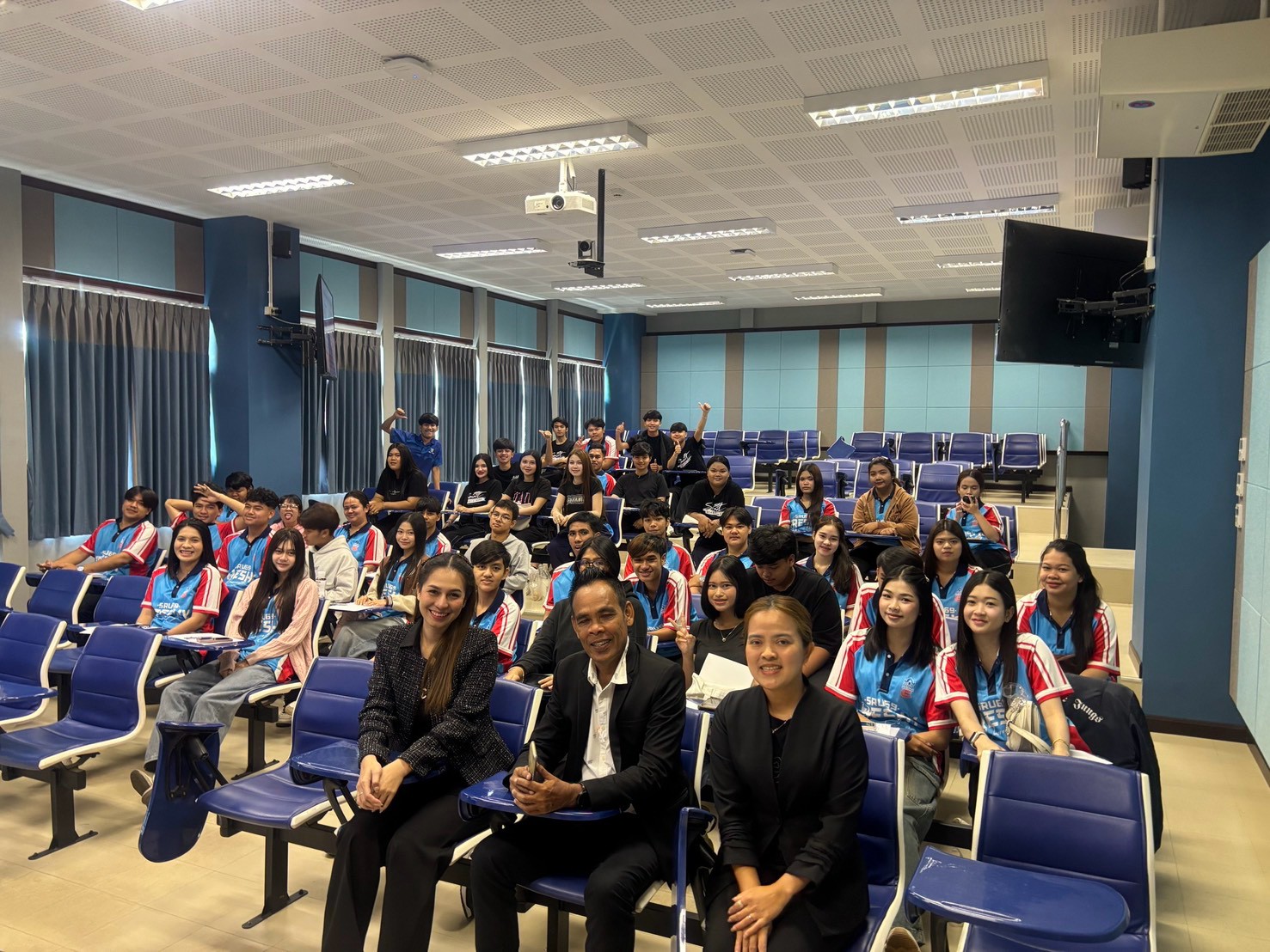 ปูทางสู่นักการเงินรุ่นใหม่! เปิดสวิตช์ทักษะแห่งอนาคต สานสัมพันธ์ “พี่สอนน้อง” เสริมสมรรถนะเฟรชชี่ก้าวสู่ความเป็นเลิศอย่างยั่งยืน ปูทางสู่นักการเงินรุ่นใหม่! เปิดสวิตช์ทักษะแห่งอนาคต สานสัมพันธ์ “พี่สอนน้อง” เสริมสมรรถนะเฟรชชี่ก้าวสู่ความเป็นเลิศอย่างยั่งยืน