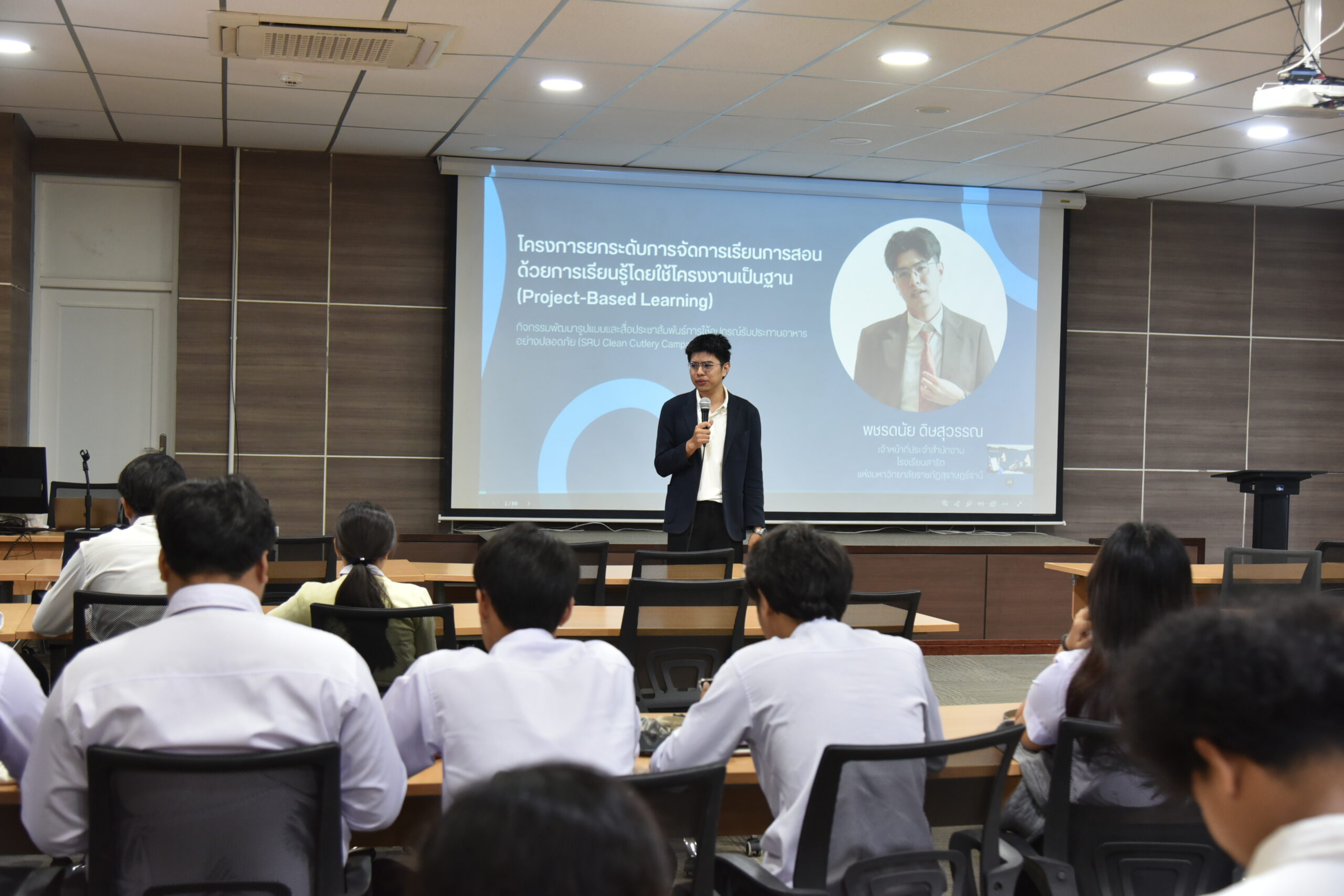 นักศึกษาวิศวกรสังคม ราชภัฏสุราษฎร์ธานี เปิดเวิร์กช็อป Storytelling สร้างสื่อวิดีโอรณรงค์สุขอนามัยการใช้อุปกรณ์รับประทานอาหาร นักศึกษาวิศวกรสังคม ราชภัฏสุราษฎร์ธานี เปิดเวิร์กช็อป Storytelling สร้างสื่อวิดีโอรณรงค์สุขอนามัยการใช้อุปกรณ์รับประทานอาหาร