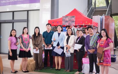 การจัดแสดงซุ้มนิทรรศการวัฒนธรรมไทยและภูมิปัญญาท้องถิ่น ๔ ภาค โดยนักศึกษาวิทยาลัยนานาชาติการท่องเที่ยว มรส.