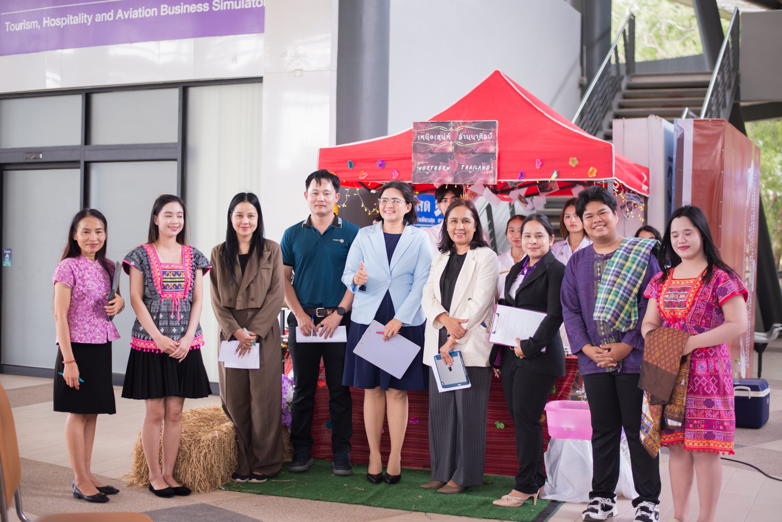 การจัดแสดงซุ้มนิทรรศการวัฒนธรรมไทยและภูมิปัญญาท้องถิ่น ๔ ภาค โดยนักศึกษาวิทยาลัยนานาชาติการท่องเที่ยว มรส.