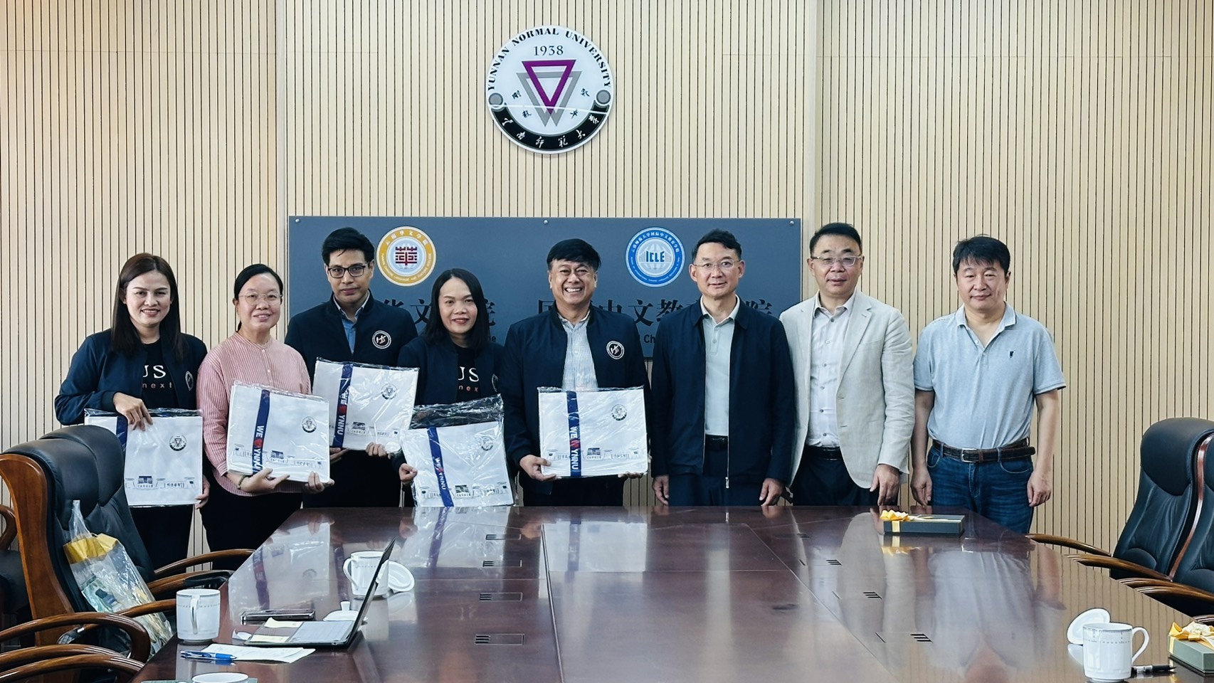 คณะมนุษยศาสตร์และสังคมศาสตร์ มหาวิทยาลัยราชภัฏสุราษฎร์ธานี -พบปะและแลกเปลี่ยนแนวทางความร่วมมือทางวิชาการ การรับนักศึกษาต่างชาติ และทิศทางการศึกษาของจีนสู่ความทันสมัย China’s Education Modernisation 2035 คณะมนุษยศาสตร์และสังคมศาสตร์ มหาวิทยาลัยราชภัฏสุราษฎร์ธานี -พบปะและแลกเปลี่ยนแนวทางความร่วมมือทางวิชาการ การรับนักศึกษาต่างชาติ และทิศทางการศึกษาของจีนสู่ความทันสมัย China’s Education Modernisation 2035