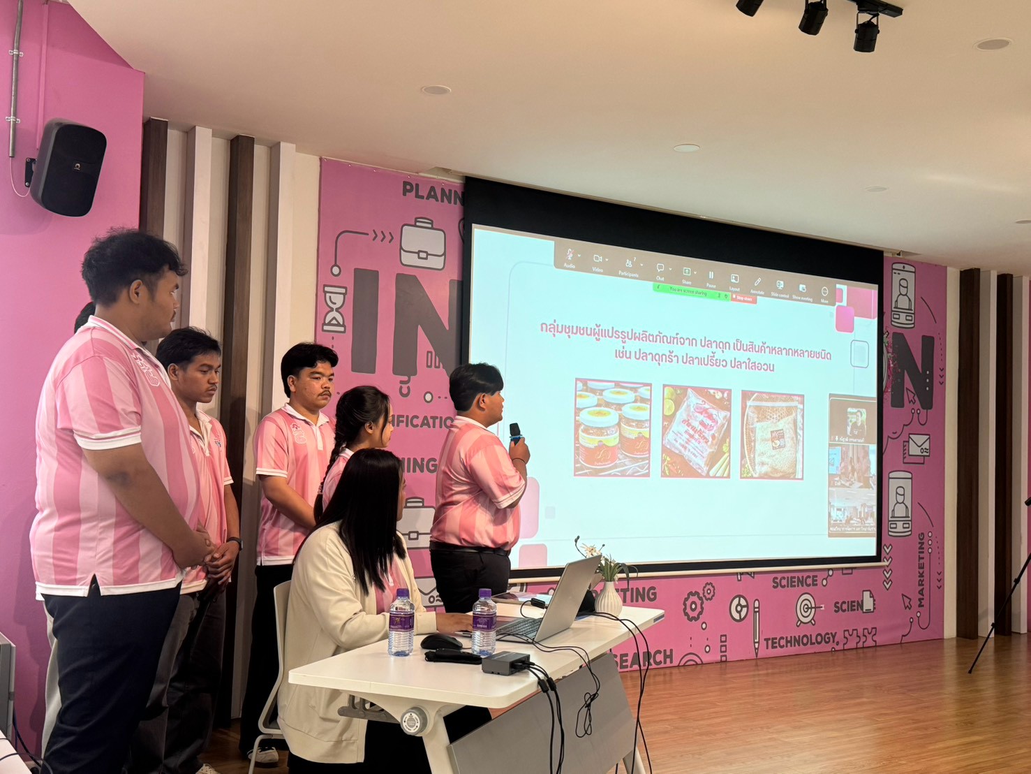 คณะวิทยาการจัดการ มรภ.สุราษฎร์ฯ จับมือ ออมสิน นำเสนอผลสัมฤทธิ์โครงการ โชว์นวัตกรรม IoT-Dashboard ยกระดับ “ปลาดุกร้าบ้านทับชัน” สู่ยุคดิจิทัลอย่างยั่งยืน คณะวิทยาการจัดการ มรภ.สุราษฎร์ฯ จับมือ ออมสิน นำเสนอผลสัมฤทธิ์โครงการ โชว์นวัตกรรม IoT-Dashboard ยกระดับ “ปลาดุกร้าบ้านทับชัน” สู่ยุคดิจิทัลอย่างยั่งยืน
