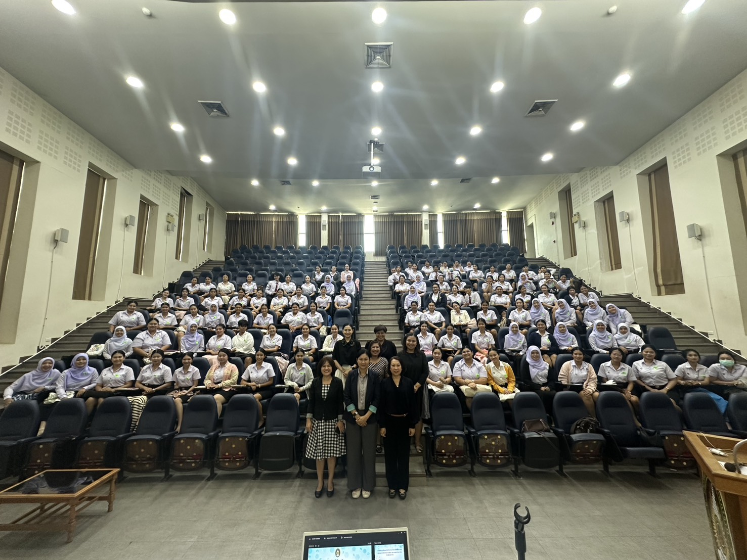 โครงการเตรียมความพร้อมเข้าสู่วิชาชีพการพยาบาล และสานสัมพันธ์พยาบาลน้องพี่เพื่อการพัฒนาที่ยั่งยืน โครงการเตรียมความพร้อมเข้าสู่วิชาชีพการพยาบาล และสานสัมพันธ์พยาบาลน้องพี่เพื่อการพัฒนาที่ยั่งยืน