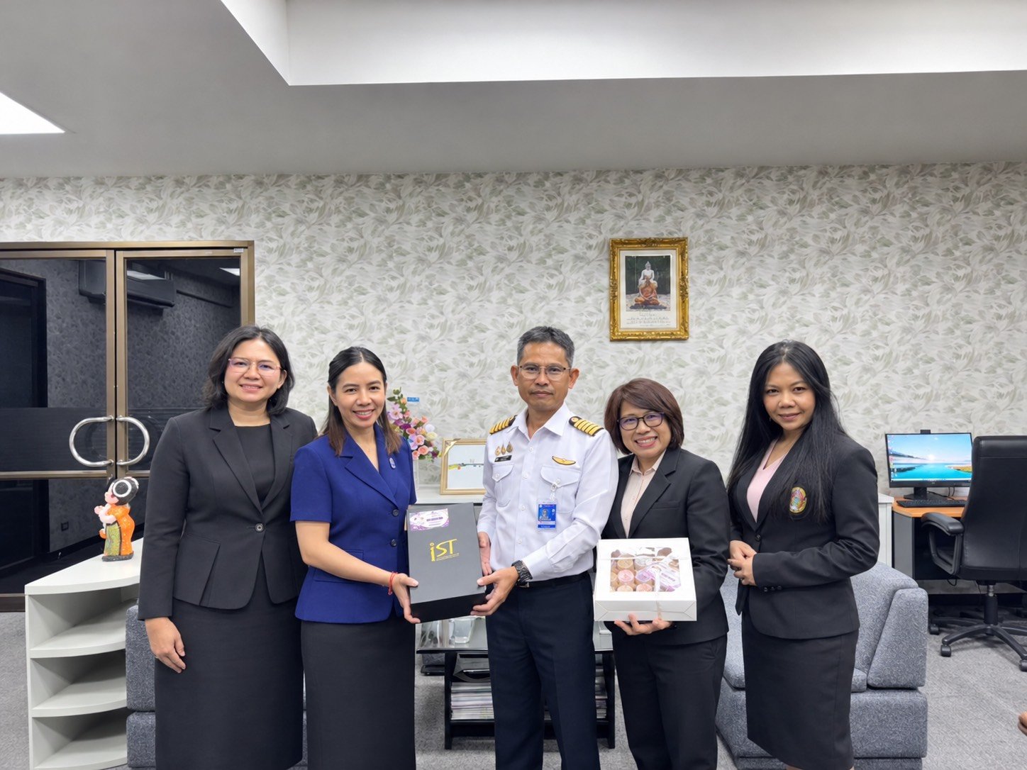 IST ร่วมแสดงความยินดีกับรักษาราชการแทนผู้อำนวยการท่าอากาศยานสุราษฎร์ธานี พร้อมส่งเสริมความร่วมมือด้านการศึกษาและการบิน